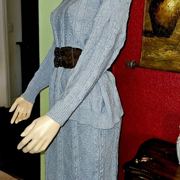 Women's Turtle Neck Seater with Long Skirt all Cable Knit. W/Belt Included M/L - Picture 6 of 9
